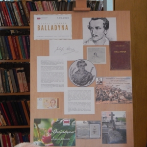 Zdjęcie sztalugi, na której została zaprezentowana sylwetka Juliusza Słowackiego.