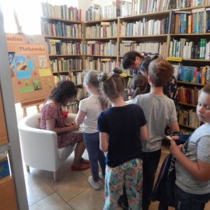 Po spotkaniu dzieci czekają w kolejce na wpis do zakupionych książek.