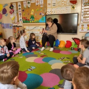 Przedszkole w Szyszyńskich Holendrach, dzieci siedzą na dywanie, słuchają czytanej bajki.