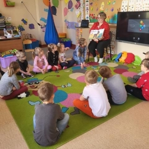 Czytanie w przedszkolu w Szyszyńskich Holendrach