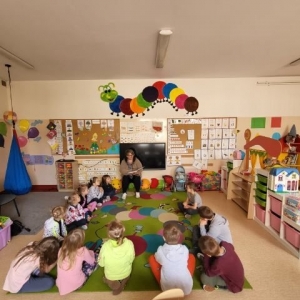 Czytanie w przedszkolu w Szyszyńskich Holendrach