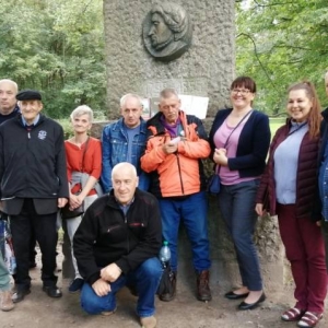 Uczestnicy wycieczki na tle pomnika Adama Mickiewicza