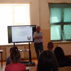 Maciej Grzeszczak omawia prezentację o powstaniu styczniowym.