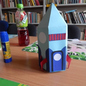 A to prototyp robionej przez dzieci rakiety.